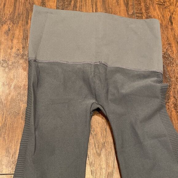 Star Power by spanx grey leggings , tights size M seamless in EUC stretchy - Picture 2 of 8